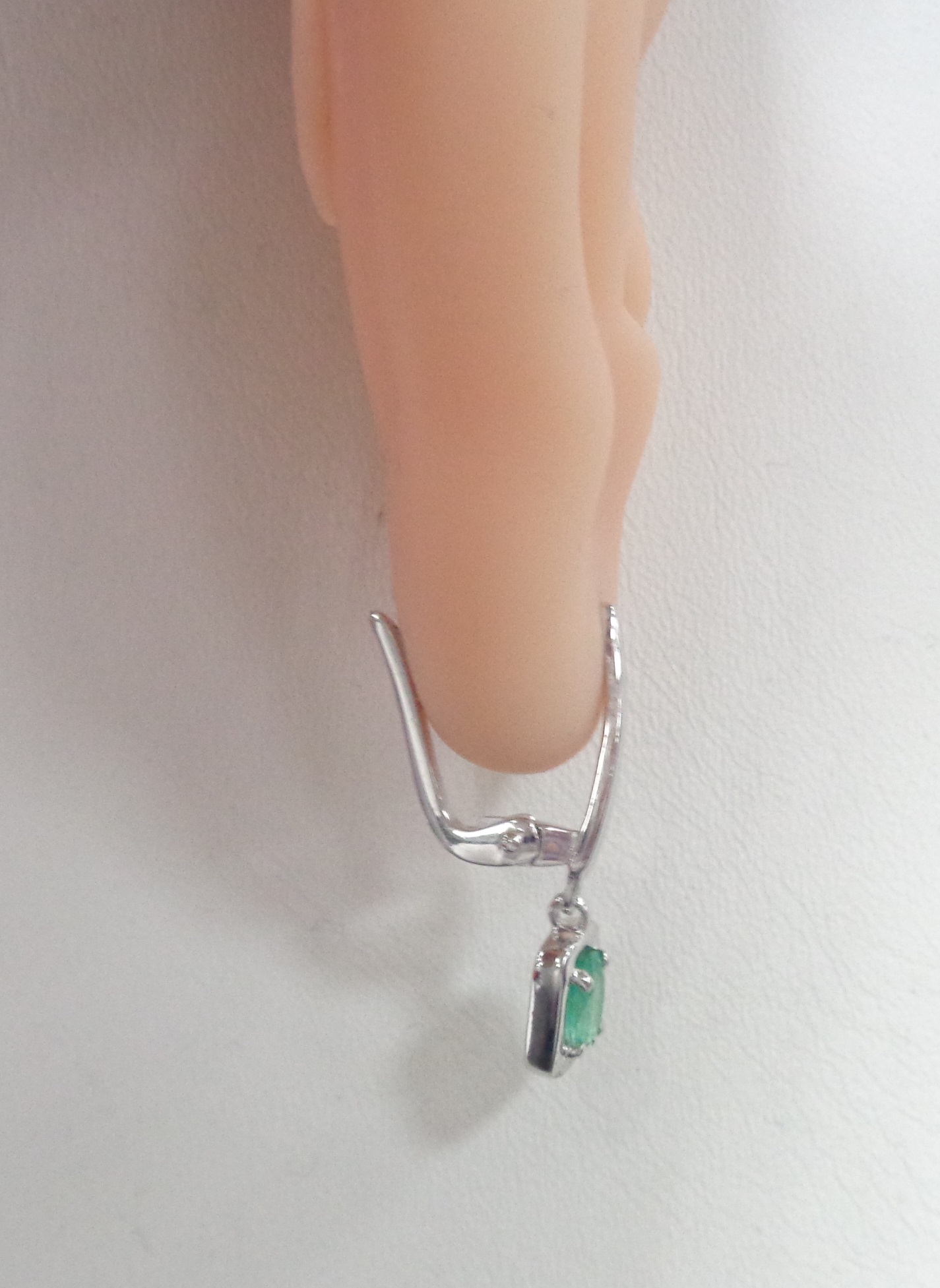 Серебряные серьги с изумрудами